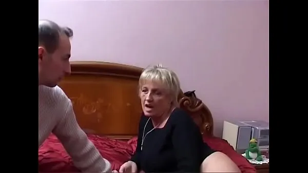 Vis Two mature Italian sluts share the young nephew's cock stasjonsklipp