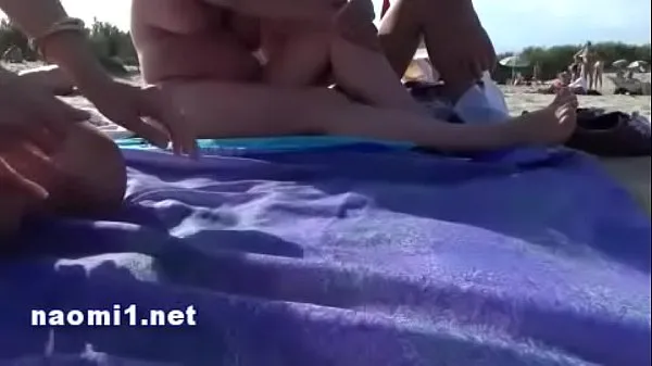 Mostra su una coppia scambista spiaggia pubblica clip dell'unità