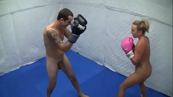 Vis Dre Hazel defeats guy in competitive nude boxing match stasjonsklipp