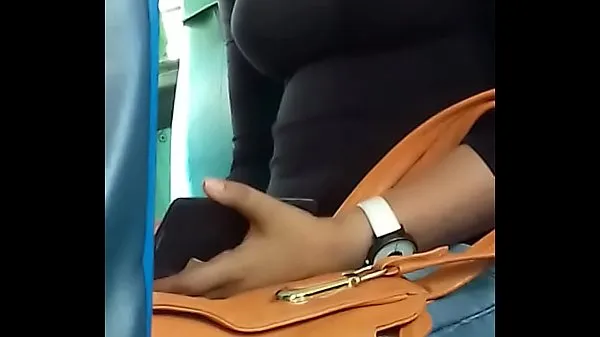 إظهار مقاطع محرك الأقراص Sexy girl boobs show in bus