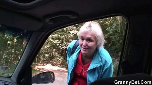 إظهار مقاطع محرك الأقراص Old bitch gets nailed in the car by a stranger