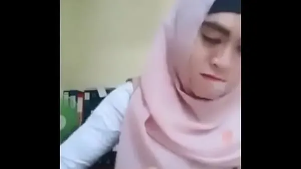 Mostrar Chica indonesia con capucha mostrando las tetas clips de unidad