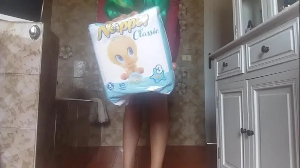 Näytä hot sexy diaperde girl PEE into her sexy tight dress and into a b. diaper ajoleikettä