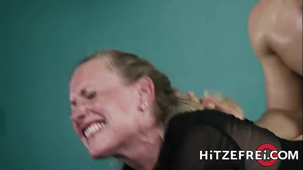 HITZEFREI Blonde German MILF fucks a y. guy meghajtó klip megjelenítése