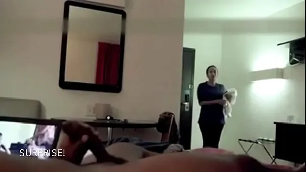Pokaż klipy Hotel Maid Catches Him Jerking and Watches Him Cum napędu