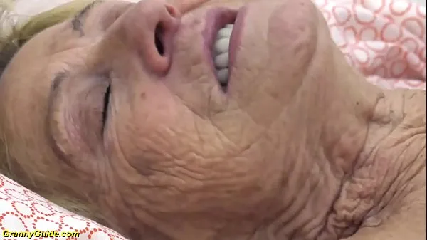 Εμφάνιση κλιπ μονάδας δίσκου sexy 90 years old granny gets rough fucked