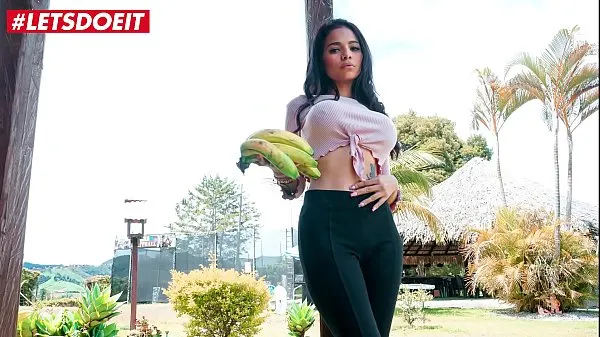 Latina Teen Babe shows what she does after work meghajtó klip megjelenítése