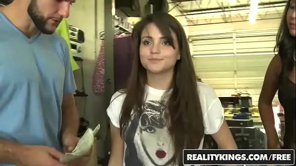 Cute teen (Cara Swank) and her friend share a dick for a lil cash - Reality Kings ڈرائیو کلپس دکھائیں