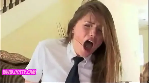 Pokaż klipy Beautiful Brunette Catholic Chick Fucked by Her Buddy While Ditching Class napędu