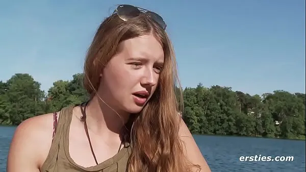 Visa Horny Amateur Teen Masturbating Lakeside enhetsklipp
