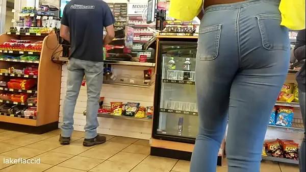 Vis Tall Ebony Shemale In Gas Station drev Clips
