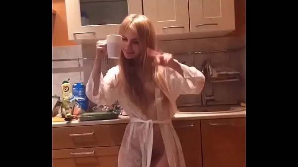 Visa Alexandra naughty in her kitchen - Best of VK live enhetsklipp