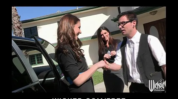 Pair of sisters bribe their car salesman into a threesome meghajtó klip megjelenítése