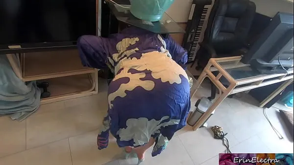 Näytä Stepmom gets stuck while sneaking out and fucks stepson to get free - Erin Electra ajoleikettä
