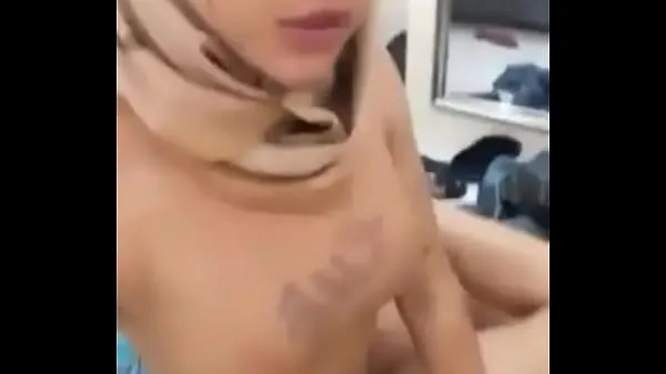 Prikaži Muslim Indonesian Shemale get fucked by lucky guy posnetke pogona