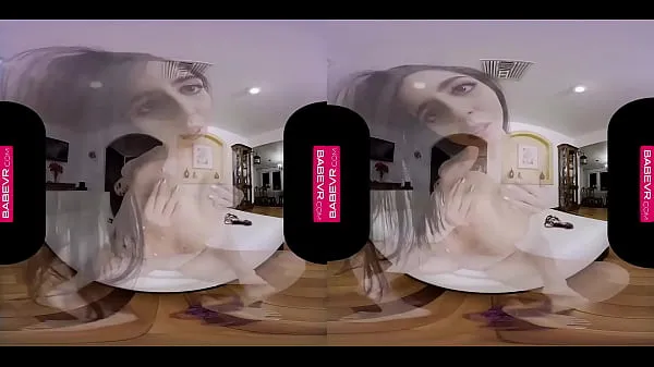 إظهار مقاطع محرك الأقراص Irresistible Hot Babe pounds her pussy for you in Virtual Reality