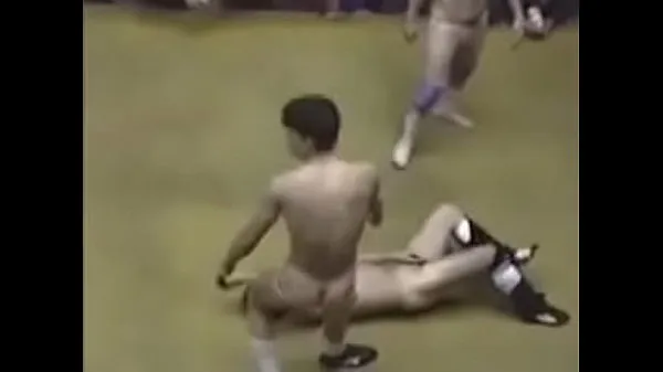 Vis Crazy Japanese wrestling match leads to wrestlers and referees getting naked stasjonsklipp