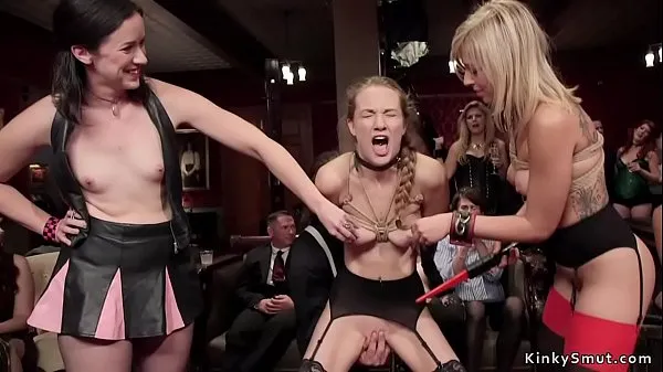 Vis Blonde slut anal tormented at orgy party stasjonsklipp