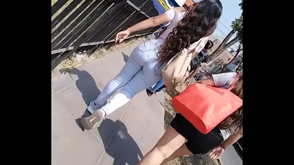 Rich ass of a college girl from Los Olivos in tight jean ڈرائیو کلپس دکھائیں