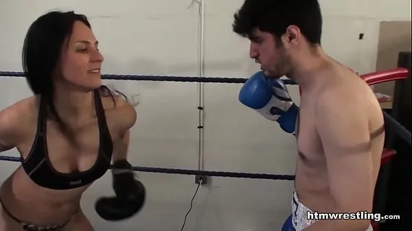 Показать клипы Женское доминирование, боксерское избиение слабака диска