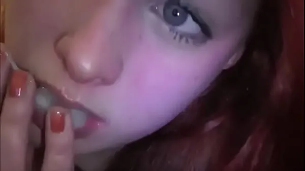 Visa Married redhead playing with cum in her mouth enhetsklipp