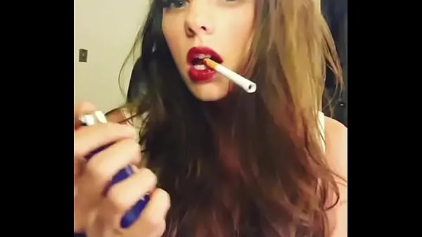 Pokaż klipy Hot girl with sexy red lips napędu