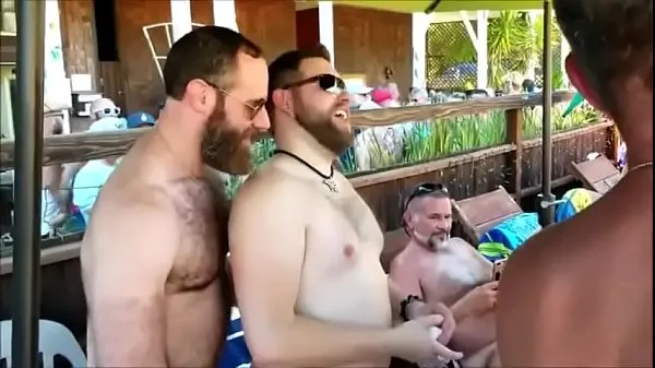 Zobraziť bears fuck in public klipy z jednotky