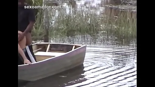 Vis Hidden man records video of unfaithful wife moaning and having sex with gardener by canoe on the lake stasjonsklipp