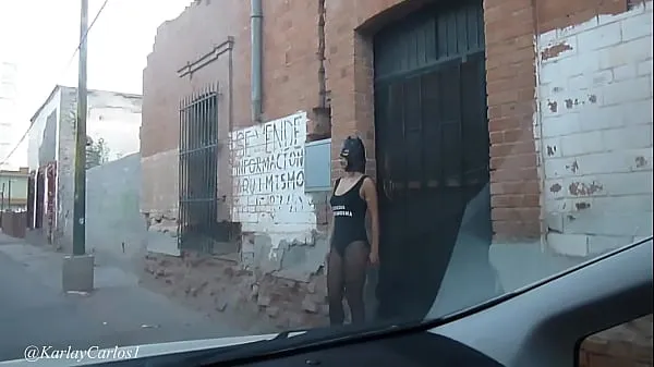 Klipleri Gatita dressed as a whore in the street sürücü gösterme