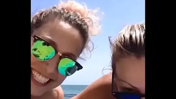 Couple of old women on the beach exhibitionist meghajtó klip megjelenítése