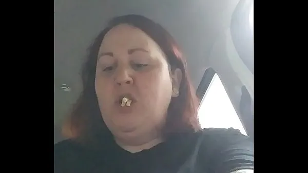 Chubby bbw eats in car while getting hit on by stranger 드라이브 클립 표시