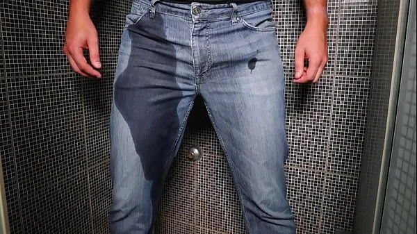 Εμφάνιση κλιπ μονάδας δίσκου Guy pee inside his jeans and cumshot on end