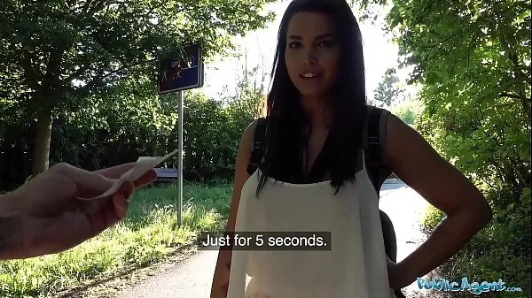 Prikaži Public Agent Chloe Lamour gets her big boobs jizzed on for cash posnetke pogona