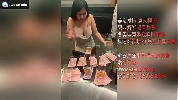 Tunjukkan Thai accompaniment girl fills wine with money and sells breasts Klip pemacu