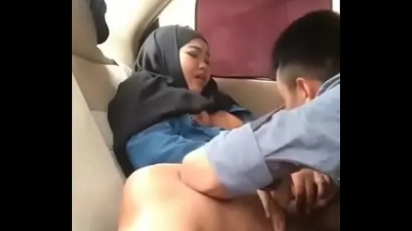 显示Hijab girl in car with boyfriend驱动器剪辑