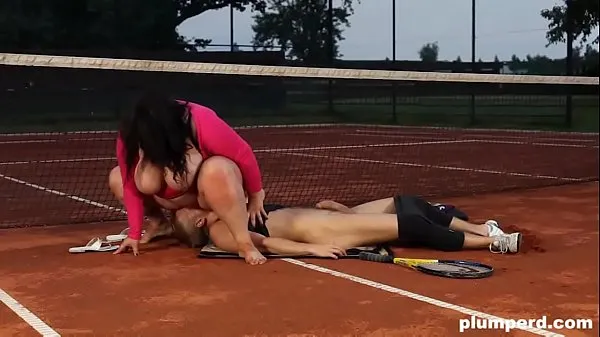 Extreme BBW Pays Facesitting her Tennis Teacher meghajtó klip megjelenítése