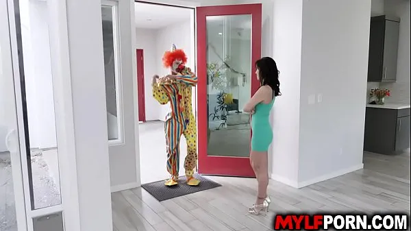 Visa Hot MILF Alana Cruise hires a clown for her birthday and got surprise when the horny clown gave her an awesome birthday sex enhetsklipp