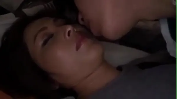 Tampilkan Japanese Got Fucked by Her Boy While She Was s drive Klip