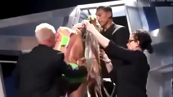إظهار مقاطع محرك الأقراص Lady Gaga changes in public