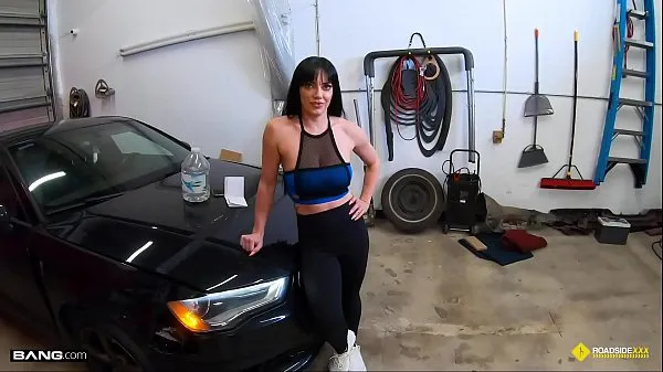Tunjukkan Roadside - Fit Girl Gets Her Pussy Banged By The Car Mechanic Klip pemacu