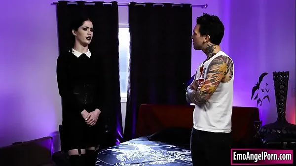 Hiển thị Goth Wednesday Addams lets guy fuck her lái xe Clips