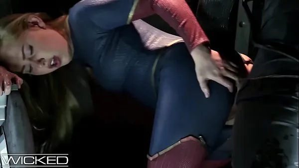 Visa WickedParodies - Supergirl Seduces Braniac Into Anal Sex enhetsklipp