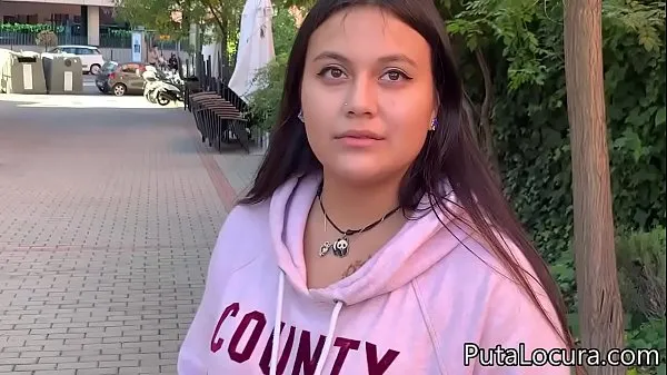 Prikaži An innocent Latina teen fucks for money posnetke pogona