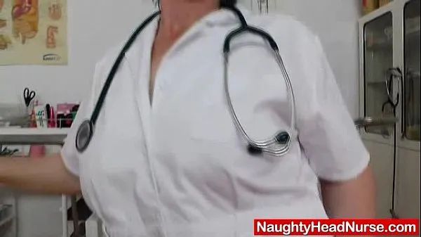 Brunette practical nurse examining her vagina meghajtó klip megjelenítése