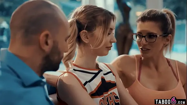 Zobraziť Coach wife brings in tiny teen cheerleader for husband klipy z jednotky