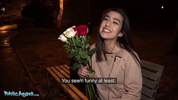 Public Agent Aaeysha gets fucked on Valentines Day in a hotel room meghajtó klip megjelenítése
