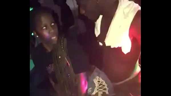 Hiển thị Nigerian guy grind on his girlfriend lái xe Clips