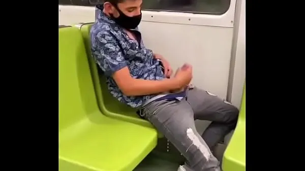 Visa Mask jacking off in the subway enhetsklipp