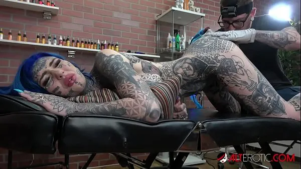 Amber Luke gets a asshole tattoo and a good fucking meghajtó klip megjelenítése
