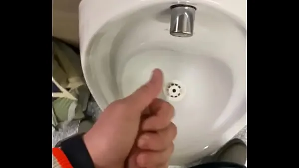 显示Having a hot wank in public toilets and cuming all over the urinal驱动器剪辑